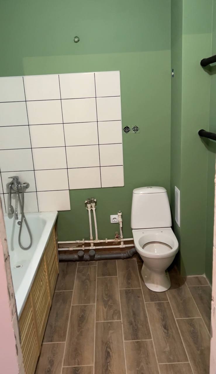 Общий вид отремонтированной ванной комнаты с современной сантехникой